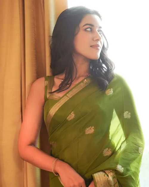 Viscose Crepe Silk Saree with Jacquard Peacock Design & Running Blouse